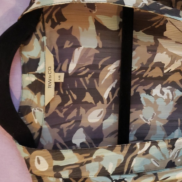 R & W blouse.  Cute design, satin tie up front bow, 3/4 length sleeves. - Picture 2 of 4